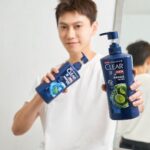 Chris Chiu Instagram - 這罐洗髮精我已經用好久了，再次推薦給大家！ 最近除了拍戲之外，健身還是不能放棄呀，因為工作長期使用的髮膠跟運動完的汗，很容易造成頭皮油膩膩的很不舒服，運動完更是容易殘留汗臭味，再加上最近夏天到了又非常悶熱，維持頭皮清爽真的很重要！ 自從使用「Clear 淨 男士頭皮護理去屑系列 」後，洗完頭皮不僅超舒服外，肌膚也能立刻感受到勁涼冰爽感，根本是夏天消暑的法寶✌🏼 我自己特別喜歡「清爽控油型」這款，有時偏季節性會有頭皮屑產生，所以每次拍戲、運動完必用這款，添加了青檸及薄荷的雙重精華，洗完後頭髮乾淨又蓬鬆，重點是真的很清爽也很好聞！ 有頭皮屑及易癢頭皮困擾的人，可以試試「冰爽薄荷止癢型」，添加3 倍薄荷精粹，洗完超涼爽，真的酷暑必備！ 全新升級的頭皮護理配方，添加護膚級的「5X 菸鹼醯胺」，從根源保養修護頭皮， 28 天徹底去屑，這個夏天最強的頭皮淨屑守門員就是它了😝 一罐抵好多罐，夏天頭髮最佳夥伴就是「Clear 淨」快去擁有它吧😉 MOMO x CLEAR淨 去屑洗髮3入62 折up *活動促銷以最終通路公告及結帳為準 https://reurl.cc/RzQXKg #Clear淨 #全新配方升級 #最強淨屑守門員 #頭皮養護專家 #根源養護頭皮28天賦活淨屑