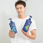 Chris Chiu Instagram - 這罐洗髮精我已經用好久了，再次推薦給大家！ 最近除了拍戲之外，健身還是不能放棄呀，因為工作長期使用的髮膠跟運動完的汗，很容易造成頭皮油膩膩的很不舒服，運動完更是容易殘留汗臭味，再加上最近夏天到了又非常悶熱，維持頭皮清爽真的很重要！ 自從使用「Clear 淨 男士頭皮護理去屑系列 」後，洗完頭皮不僅超舒服外，肌膚也能立刻感受到勁涼冰爽感，根本是夏天消暑的法寶✌🏼 我自己特別喜歡「清爽控油型」這款，有時偏季節性會有頭皮屑產生，所以每次拍戲、運動完必用這款，添加了青檸及薄荷的雙重精華，洗完後頭髮乾淨又蓬鬆，重點是真的很清爽也很好聞！ 有頭皮屑及易癢頭皮困擾的人，可以試試「冰爽薄荷止癢型」，添加3 倍薄荷精粹，洗完超涼爽，真的酷暑必備！ 全新升級的頭皮護理配方，添加護膚級的「5X 菸鹼醯胺」，從根源保養修護頭皮， 28 天徹底去屑，這個夏天最強的頭皮淨屑守門員就是它了😝 一罐抵好多罐，夏天頭髮最佳夥伴就是「Clear 淨」快去擁有它吧😉 MOMO x CLEAR淨 去屑洗髮3入62 折up *活動促銷以最終通路公告及結帳為準 https://reurl.cc/RzQXKg #Clear淨 #全新配方升級 #最強淨屑守門員 #頭皮養護專家 #根源養護頭皮28天賦活淨屑