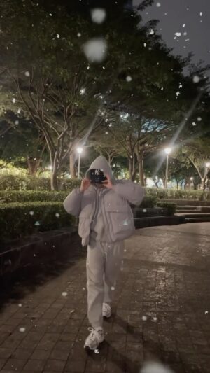 Chris Chiu Instagram - 應大家要求 應景ㄧ下
初雪來了🩶

#初雪 #dance #merrychristmas #exo