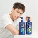 Chris Chiu Instagram - 這罐洗髮精我已經用好久了，再次推薦給大家！ 最近除了拍戲之外，健身還是不能放棄呀，因為工作長期使用的髮膠跟運動完的汗，很容易造成頭皮油膩膩的很不舒服，運動完更是容易殘留汗臭味，再加上最近夏天到了又非常悶熱，維持頭皮清爽真的很重要！ 自從使用「Clear 淨 男士頭皮護理去屑系列 」後，洗完頭皮不僅超舒服外，肌膚也能立刻感受到勁涼冰爽感，根本是夏天消暑的法寶✌🏼 我自己特別喜歡「清爽控油型」這款，有時偏季節性會有頭皮屑產生，所以每次拍戲、運動完必用這款，添加了青檸及薄荷的雙重精華，洗完後頭髮乾淨又蓬鬆，重點是真的很清爽也很好聞！ 有頭皮屑及易癢頭皮困擾的人，可以試試「冰爽薄荷止癢型」，添加3 倍薄荷精粹，洗完超涼爽，真的酷暑必備！ 全新升級的頭皮護理配方，添加護膚級的「5X 菸鹼醯胺」，從根源保養修護頭皮， 28 天徹底去屑，這個夏天最強的頭皮淨屑守門員就是它了😝 一罐抵好多罐，夏天頭髮最佳夥伴就是「Clear 淨」快去擁有它吧😉 MOMO x CLEAR淨 去屑洗髮3入62 折up *活動促銷以最終通路公告及結帳為準 https://reurl.cc/RzQXKg #Clear淨 #全新配方升級 #最強淨屑守門員 #頭皮養護專家 #根源養護頭皮28天賦活淨屑