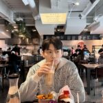 Chris Chiu Instagram - 2023年的最後兩天 睡到飽 起床吃了個早餐 到處走走 突然覺得今年過的好快 這一年 自我調整很多 有過徬惶 無助 但在最需要幫助的時候就是會出現幫助我的人 真心充滿感謝！ 願今年發生的一切不開心事都可以遠走 開心的事可以延續下去 2024年對我來說 是很重要很關鍵的一年 我會好好把握 讓大家看到更不一樣的自己 明年見🩶🫶🏼