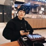 Chris Chiu Instagram - 冷到不行！還是要穿好看點 拍些照！ 這才是聖誕的節奏吧！？
