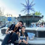 Chris Lai Instagram - 峰峰從小就很喜歡 Olaf 今次終於可以喺香港見到佢 多謝特別的邀請 令全家人都有一個快樂體驗 @hkdisneyland @disneyfrozen #WorldofFrozen #HKDisneyland #LetItGoLikeNeverBefore
