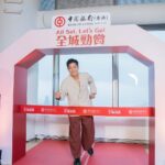 Chris Lai Instagram - 投資就好似一場馬拉松，所以我已經開始教小春雞理財，從小培養佢儲錢嘅習慣，希望為小春雞嘅人生馬拉松開個好頭！ 首屆「中國銀行(香港) 港珠澳大橋 (香港段) 半馬拉松」將於11月19日舉行，中銀香港作為理財馬拉松上嘅可靠伙伴，唔單止陪你踏出第一步，推出「All Set. Let’s Go! 全城勁賞」活動，實行全程傍實您。 每個路段都有指定獎賞，登入中銀香港手機銀行登記抽獎，再完成以下任務： 🏃🏻7KM「起步賞」✅開戶類：手機開戶 /置業專家 / 跨境理財通，輕鬆Get HK$100💰！ 🏃🏻‍♀️14KM「超越賞」✅消費類：Chill Card / 中銀信用卡 / BoC Pay，再賺HK$100💰！ 🏃🏻🏃🏻‍♀️21KM「衝線賞」✅理財投資類：股票 / 基金 / 保險 / 稅季貸款 / 定存 / 外匯，賺多HK$100💰！ 仲有機會贏走港珠澳旅遊套票同中銀信用卡2,100,000積分！ 詳情：bit.ly/48Xn0Yc #BOCHK #中銀港珠澳半馬 #AllSetLetsGo #全城勁賞 #步步有賞 #月月大抽獎 #起步賞 #超越賞 #衝線賞 *以上產品、服務及優惠受相關條款及細則約束，詳情請向中銀香港職員查詢。請留意相關條款、細則及風險。投資及外匯/人民幣買賣涉及風險。 提示：借定唔借? 還得到先好借！ BoC Pay儲值支付工具牌照編號：SVFB072
