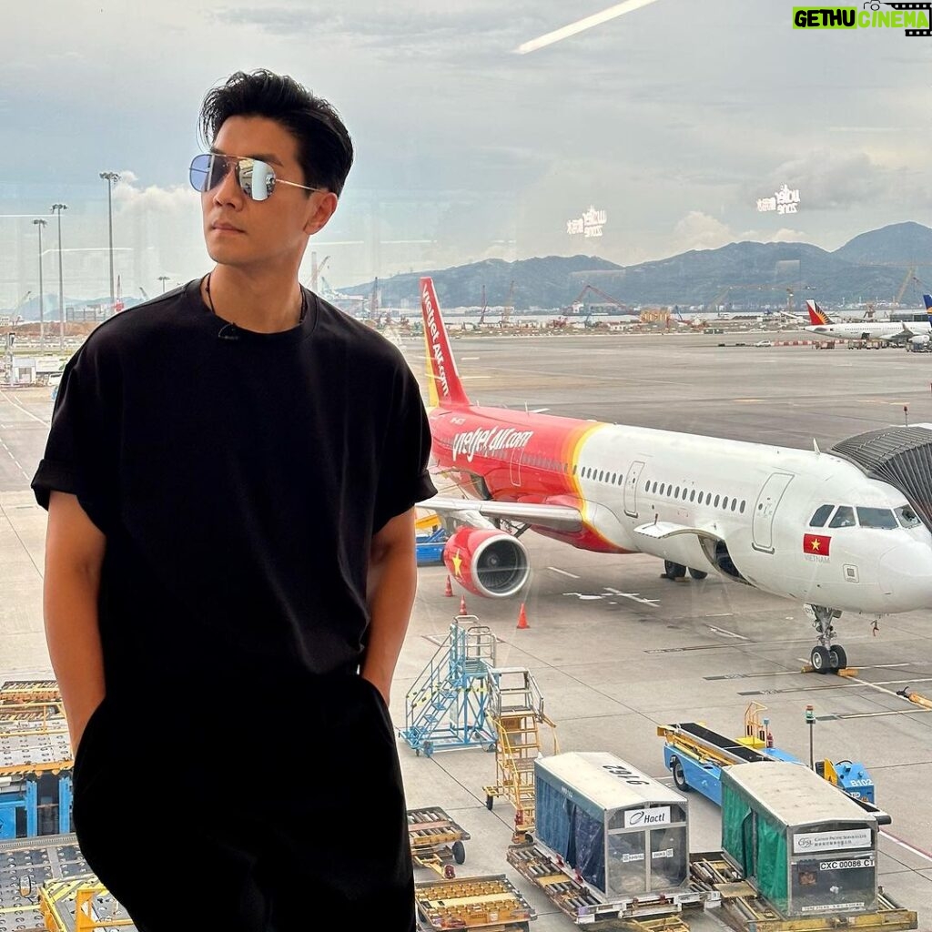 Chris Lai Instagram - 《爸知弊！你嚟湊吖！》 衝出香港，到越南取景 《爸知弊！你嚟峴港湊吖！》 先來一趟快樂旅程 @vietjethk #爸知弊你嚟湊吖 #爸知弊你嚟峴港湊吖 #越捷航空 #愉越飛行