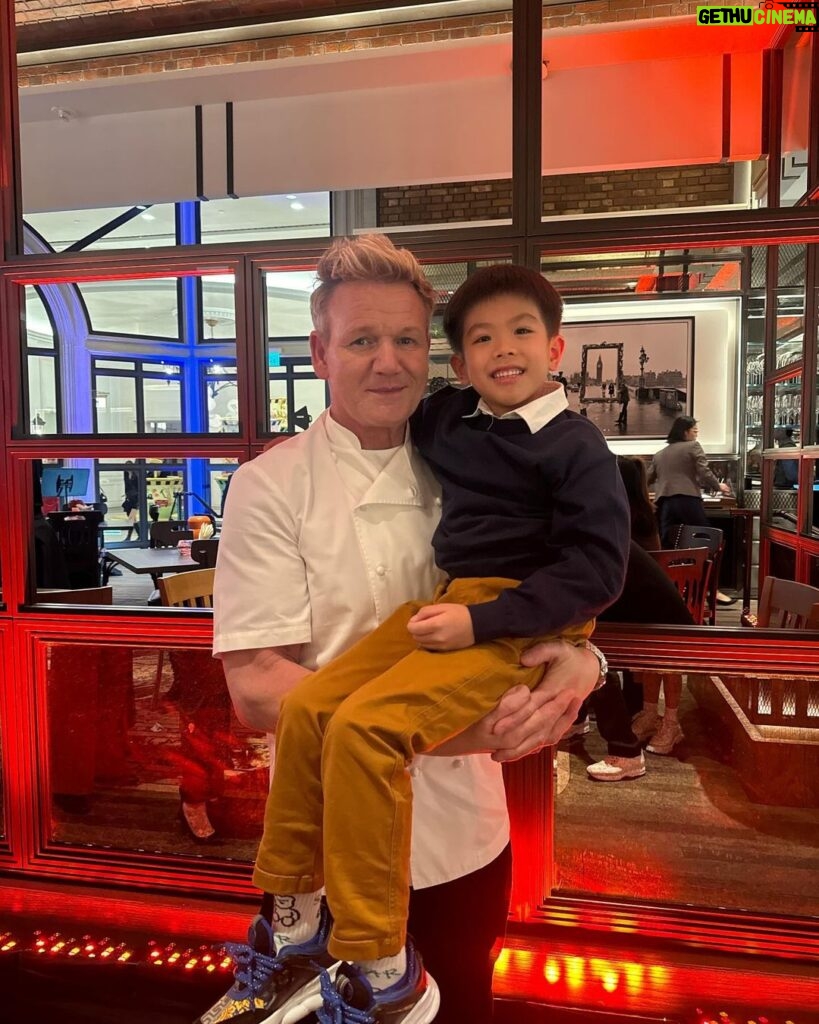 Chris Lai Instagram - 多謝 澳門倫敦人邀請 @the_londoner_macao 令峰峰可以近距離見到他的偶像 Gordon Ramsay @gordongram 峰峰開心了一整晚 #LondonerMacao #SandsDining #澳門倫敦人 #金沙廚藝 #GordonRamsay