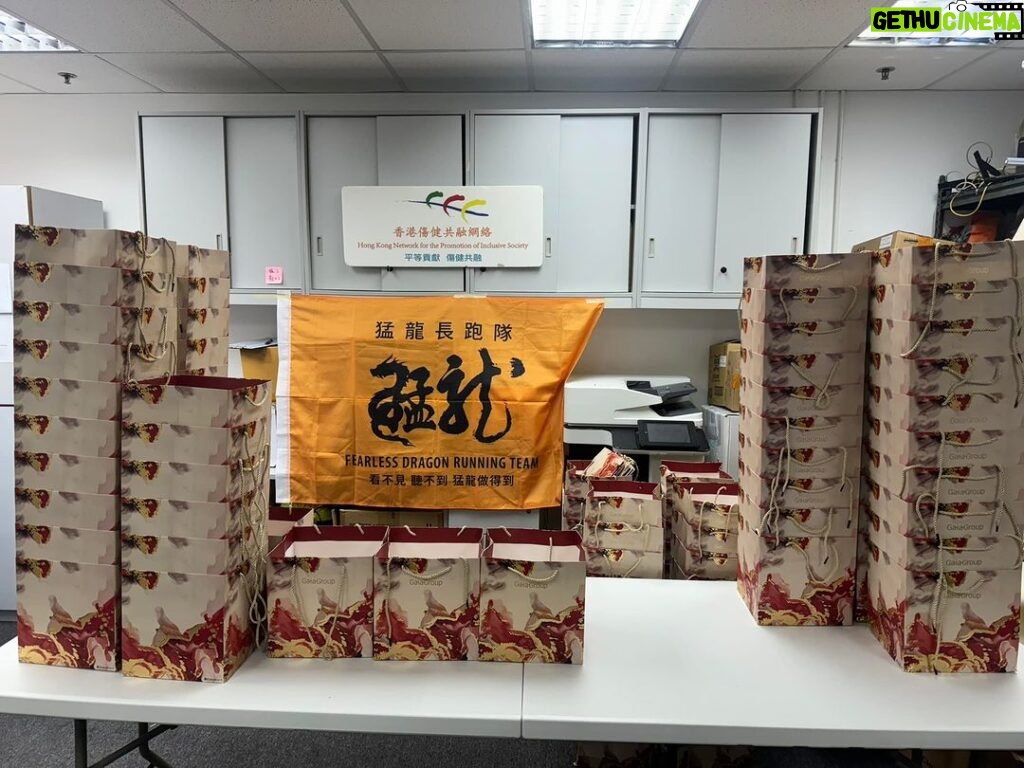 Chris Lai Instagram - 愛心送暖第二站 香港傷健共融網絡 多謝猛龍義工隊協助 祝各位龍馬精神 #享 #享樂行