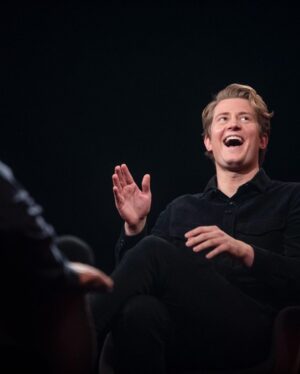 Christian Mikkelsen Instagram - Schniper en kjapp tur innom Lindmo i dag for å snakke om handelsbalansen, krystallhealing og litt om Verdens Minste Kommentatorboks! I morgen spiller jeg show i Stavanger med @baremoroimpro! Kom! Link i störy og biö.