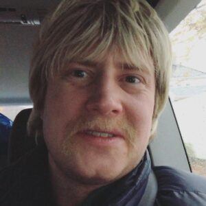 Christian Mikkelsen Instagram - Det er duket for Louis Theroux og miljø-krise når episode 3 ooog 4 av Strømmeland nå ligger i NRK-spilleren! Sjekk det ut og tagg en venn med jævla lange armer som liker dokumentarserier!
