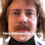 Christian Mikkelsen Instagram - Tredje sesong av Martin og Mikkelsen-sagaen heter Strømmeland! Og kommer nå på fredag! SVEIP til hælvete bortover for å se noen av typene jeg spiller denne sesongen. Og til slutt et bevis på at jeg henger i muséer rundt om i verden! Tagg en venn med kinnskjegg og oransje briller!