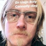 Christian Mikkelsen Instagram - Tredje sesong av Martin og Mikkelsen-sagaen heter Strømmeland! Og kommer nå på fredag! SVEIP til hælvete bortover for å se noen av typene jeg spiller denne sesongen. Og til slutt et bevis på at jeg henger i muséer rundt om i verden! Tagg en venn med kinnskjegg og oransje briller!