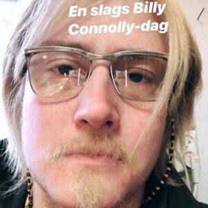 Christian Mikkelsen Instagram - Tredje sesong av Martin og Mikkelsen-sagaen heter Strømmeland! Og kommer nå på fredag! SVEIP til hælvete bortover for å se noen av typene jeg spiller denne sesongen. Og til slutt et bevis på at jeg henger i muséer rundt om i verden! Tagg en venn med kinnskjegg og oransje briller!