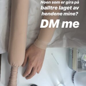 Christian Mikkelsen Instagram - Tredje sesong av Martin og Mikkelsen-sagaen heter Strømmeland! Og kommer nå på fredag! SVEIP til hælvete bortover for å se noen av typene jeg spiller denne sesongen. Og til slutt et bevis på at jeg henger i muséer rundt om i verden! Tagg en venn med kinnskjegg og oransje briller!