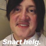 Christian Mikkelsen Instagram - Tredje sesong av Martin og Mikkelsen-sagaen heter Strømmeland! Og kommer nå på fredag! SVEIP til hælvete bortover for å se noen av typene jeg spiller denne sesongen. Og til slutt et bevis på at jeg henger i muséer rundt om i verden! Tagg en venn med kinnskjegg og oransje briller!