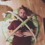 Christian Mikkelsen Instagram - Forrige uke ble min kjære venn @olavshaugland far for første gang (såvidt vi vet om)! 🎉🎉🎉👑Vi i @baremoroimpro ga han en babygym i gave, sånn at ungen hans kan bli jævlig biff og klar for sk17 (spedbarnskroppen 2017)! Alt Olav ellers ønsker seg i gave er at du sjekker ut podcasten vår, Ukentlig! Den ligger i iTunes og er gratis, så det krever sånn sett lite fra din side!