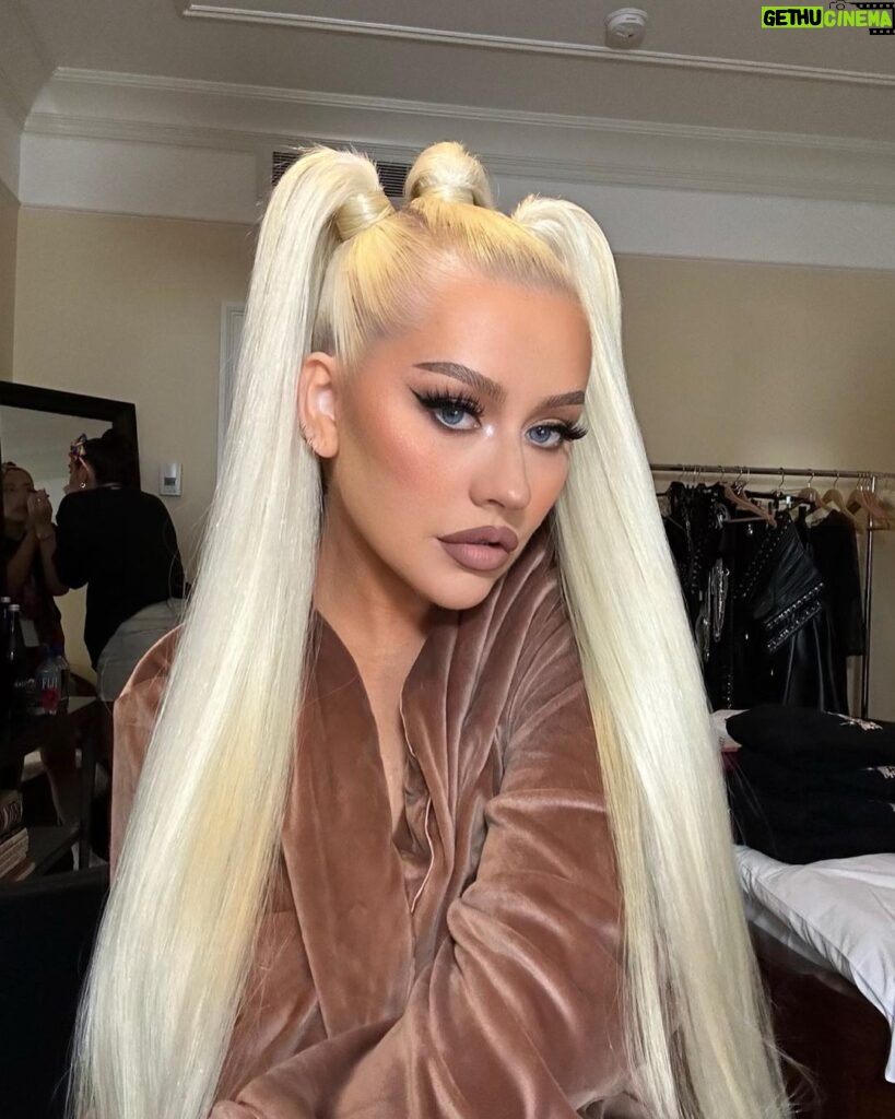 Christina Aguilera Instagram - 🤎💄