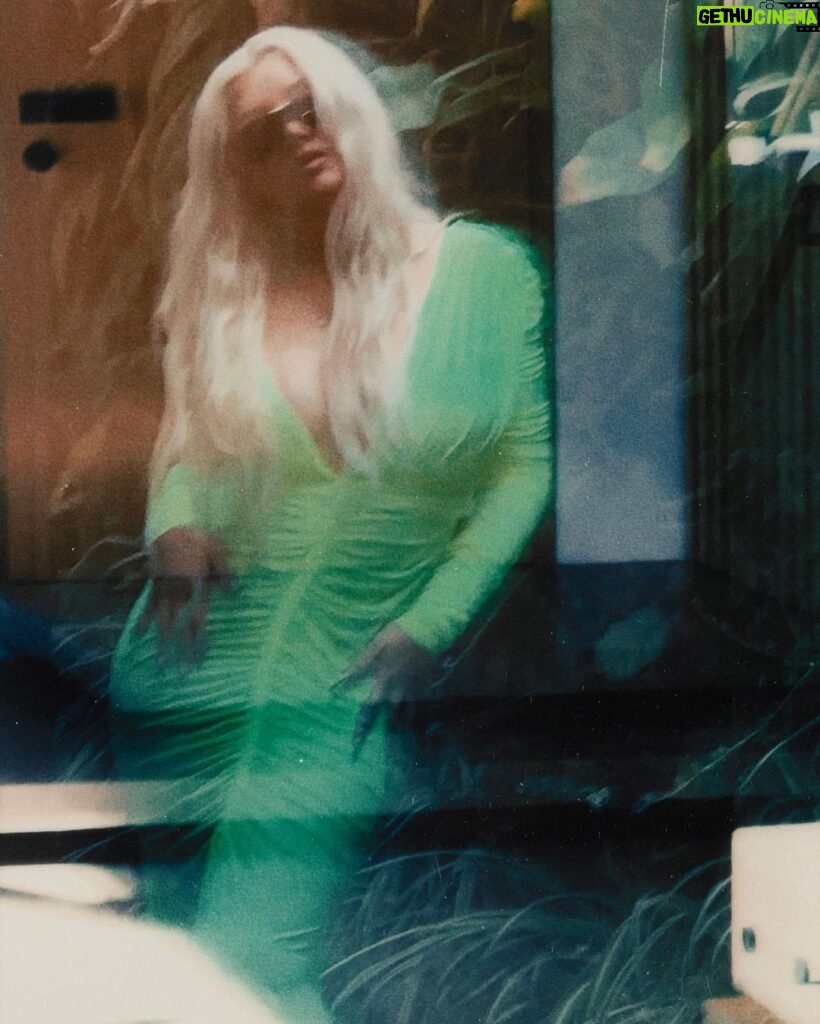 Christina Aguilera Instagram - 🥝✨