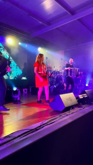 Cláudia Martins Instagram - Obrigada Carregosa, Oliveira de Azeméis foi top! 
A energia foi contagiante. 🎶

#ClaudiaMartins #desgarrada #minhotosmarotos #musicapopular #portugal #musicapopular