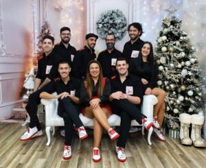 Cláudia Martins Instagram - Que nesta altura cheia de luz e alegria, os vossos corações se encham de harmonia, amor e música. Que o Natal traga momentos inesquecíveis e o Ano Novo seja repleto de novas melodias e sucessos. ✨ Boas festas e um próspero Ano Novo cheio de acordes felizes, são os votos de Cláudia Martins e Minhotos Marotos!🎅💫

Fotografia: @fotografocristiano 

#CláudiaMartins #MinhotosMarotos #Portugal #Natal #feliz2024 #desgarrada #musicapopular #portugal #cultura