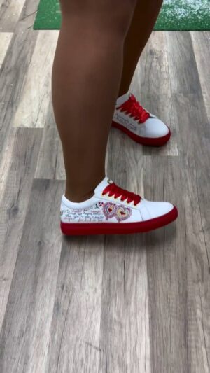 Cláudia Martins Instagram - É um verdadeiro sonho de Natal (e não só) podermos contar com parceiros como estes 🥰

A um ano cheio de conquistas, @oficial.claudiamartins ❤️

••

#namorarte #namorarportugal #sneakers #sneakersaddict #sneakerslover #minhotosmarotos #claudiamartins