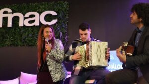 Cláudia Martins Instagram - Quando nos lançam desafios? Aceitamos prontamente!
"Passarinha e Sardão" versão reggae, esta tarde na FNAC.
Agradecemos ao Luís Pinto Lisboa o convite, e a todos quantos marcaram presença!
A cultura está viva!

#tradicao #amor #marotice #claudiamartins #minhotosmarotos #fnac