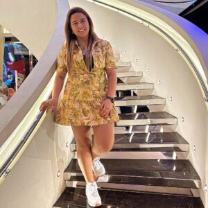 Cláudia Martins Instagram - Cada degrau que subimos na escada do sucesso é uma conquista que nos impulsiona a alcançar novos patamares ❤️