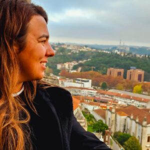 Cláudia Martins Instagram - O sorriso radiante em meio rosto revela a plenitude da felicidade 

#felicidade #viveintensamente  #explore