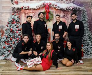 Cláudia Martins Instagram - Que nesta altura cheia de luz e alegria, os vossos corações se encham de harmonia, amor e música. Que o Natal traga momentos inesquecíveis e o Ano Novo seja repleto de novas melodias e sucessos. ✨ Boas festas e um próspero Ano Novo cheio de acordes felizes, são os votos de Cláudia Martins e Minhotos Marotos!🎅💫

Fotografia: @fotografocristiano 

#CláudiaMartins #MinhotosMarotos #Portugal #Natal #feliz2024 #desgarrada #musicapopular #portugal #cultura
