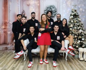Cláudia Martins Instagram - Que nesta altura cheia de luz e alegria, os vossos corações se encham de harmonia, amor e música. Que o Natal traga momentos inesquecíveis e o Ano Novo seja repleto de novas melodias e sucessos. ✨ Boas festas e um próspero Ano Novo cheio de acordes felizes, são os votos de Cláudia Martins e Minhotos Marotos!🎅💫

Fotografia: @fotografocristiano 

#CláudiaMartins #MinhotosMarotos #Portugal #Natal #feliz2024 #desgarrada #musicapopular #portugal #cultura
