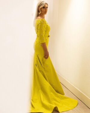 Clara de Sousa Instagram - Depois de mais uma noite memorável e já com energias repostas, quero agradecer a todos os que cuidaram da minha imagem para a 27ª Gala dos Globos de Ouro. 
Ao @nunobaltazarstudio pelo vestido incrível cheio de luz e boa energia 💛, ao @luisonofreofficial que mais uma vez este ano garantiu o conforto e a beleza dos meus pés 💜, ao @leonel_simoes_  e @elsa_martinho que se entregaram de corpo e alma aos meus cabelos e ao meu rosto e finalmente à @luisarosasjewellery pelas jóias. Quem tratou de toda esta organização, pensando no styling exigido para mais estes Globos, foi a incansável @helenacarmona5 que começou com bastante tempo de antecedência a tratar do grande dia. Foi mais uma vez um privilégio. Muito obrigada!!! ❤️
Fotos do @ruivalido 
#globosdeouro2023 #noitemagica #noiteunica #sic