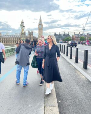 Clara de Sousa Instagram - A bridge with a view. Andar pela cidade é obrigatório nestes dias feriado por ocasião do Jubileu de Platina. Cruzo-me com pessoas de todo o mundo, num caldeirão cultural que Londres há muito sabe acolher. 
#jubilee #platinumjubilee #london🇬🇧 #westminsterbridge