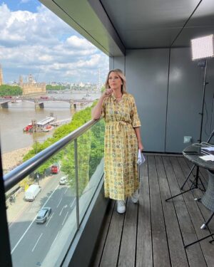 Clara de Sousa Instagram - A balcony with a view. Arrancaram as celebrações oficiais do jubileu de Platina de Isabel II. 
Todos à espera da rainha…
#jubilee #platinumjubilee #70anos
