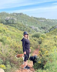 Clara de Sousa Instagram - As cores da primavera inundam a natureza selvagem num dia de céu limpo, excelente para percorrer os trilhos com o Kiko e a Mia. #vaipassearocao #cansadosefelizes #sabadoperfeito #trilhosdeportugal