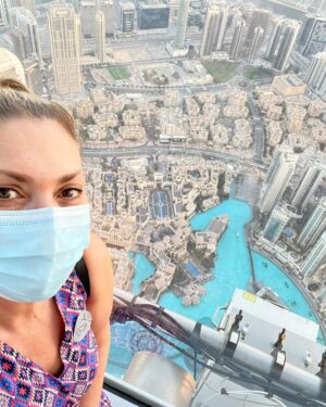 Clara de Sousa Instagram - Bem lá no 🔝e sem vertigens. 
7 anos depois regresso para testemunhar como o cenário em redor mudou,  com tantos novos edifícios, nesta cidade em permanente construção. 
#atthetop #burjkhalifa #555metrosdealtura #uae