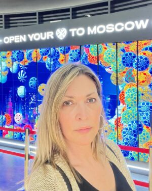 Clara de Sousa Instagram - Até ao momento, a Rússia não foi banida da Expo Dubai e o pavilhão continua a ser dos mais visitados porque é de facto um pavilhão imponente, colorido, bem pensado e projectado, com um espectáculo multimédia único. 
Mas nada bate certo com o que estamos a assistir fora desta bolha da Expo. Aqui o pavilhão fala em amor, coração, paz, cooperação. Na Ucrânia, vemos guerra, morte, desespero, chantagem, terror. 
#agrandeilusao #russiaatdubaiexpo