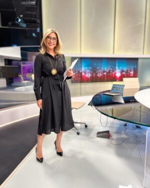 Clara de Sousa Instagram - Bom fim‑de‑semana! 
#finalmenteumdiaparadescansar #jornaldanoitesic
