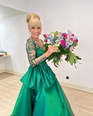 Clara de Sousa Instagram - Com um pico de 1,5 milhões de espectadores a Gala dos Globos de Ouro teve momentos únicos e emocionantes que não iremos esquecer. 
Por mim, senti-me muito bem na minha pele - bem sei que não é consensual nem tem de ser 🤣 - e com a confiança necessária para estas ocasiões tão especiais. 
Quero por isso destacar todos os que directamente me mimaram - quem não gosta de ser mimado? E que mulher não gosta de receber flores? ❤️
Obrigada ao @joao_rolo_couture por este maravilhoso vestido verde real que simboliza a esperança que nestes tempos não podemos perder; à @gillesjoalheiros pelo conjunto magnífico de esmeraldas e diamantes; ao @luisonofreofficial pelas sandálias em pele sobre as quais estive durante mais de 5 horas com todo o conforto; ao @leonel_simoes_ e à @elsa_martinho pelos cabelos e maquilhagem que adorei e a todos os que indirectamente trabalharam para a grande gala. 
Foram incríveis e é um privilégio ter estado convosco mais este ano! 
#globosdeouro2022 #sic30anos #apoioaproducao