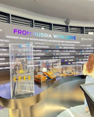 Clara de Sousa Instagram - Até ao momento, a Rússia não foi banida da Expo Dubai e o pavilhão continua a ser dos mais visitados porque é de facto um pavilhão imponente, colorido, bem pensado e projectado, com um espectáculo multimédia único. 
Mas nada bate certo com o que estamos a assistir fora desta bolha da Expo. Aqui o pavilhão fala em amor, coração, paz, cooperação. Na Ucrânia, vemos guerra, morte, desespero, chantagem, terror. 
#agrandeilusao #russiaatdubaiexpo