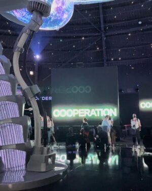 Clara de Sousa Instagram - Até ao momento, a Rússia não foi banida da Expo Dubai e o pavilhão continua a ser dos mais visitados porque é de facto um pavilhão imponente, colorido, bem pensado e projectado, com um espectáculo multimédia único. 
Mas nada bate certo com o que estamos a assistir fora desta bolha da Expo. Aqui o pavilhão fala em amor, coração, paz, cooperação. Na Ucrânia, vemos guerra, morte, desespero, chantagem, terror. 
#agrandeilusao #russiaatdubaiexpo