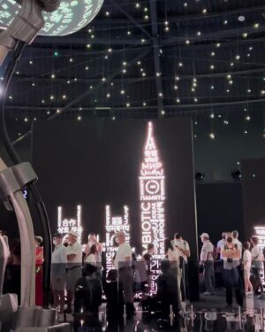 Clara de Sousa Instagram - Até ao momento, a Rússia não foi banida da Expo Dubai e o pavilhão continua a ser dos mais visitados porque é de facto um pavilhão imponente, colorido, bem pensado e projectado, com um espectáculo multimédia único. 
Mas nada bate certo com o que estamos a assistir fora desta bolha da Expo. Aqui o pavilhão fala em amor, coração, paz, cooperação. Na Ucrânia, vemos guerra, morte, desespero, chantagem, terror. 
#agrandeilusao #russiaatdubaiexpo