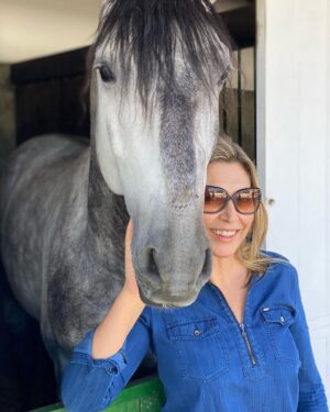 Clara de Sousa Instagram - Almoço de amigos encerrado com uma visita às cavalariças. Aqui, com o Nobel, um puro sangue lusitano, um cavalo lindo, com um porte único! 
#psl #purosanguelusitano #quintadafigueira #algueirao