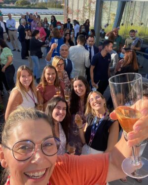 Clara de Sousa Instagram - Back to business as usual… Mas hoje a SIC faz 29 anos e estamos juntos a celebrar 🥂
#sic29anos #aniversariosic #aserioquejapassaram29?
