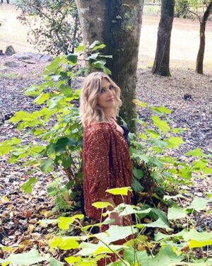 Clara de Sousa Instagram - Passei a tarde em Sintra. 
Num local mágico.
📸 @inespereira.makeup 
@liliana_hairstyle 
@carasportugal 
#quintadaribafria #contagemdecrescenteparaosglobos #natureza #paz #estamosjuntos
