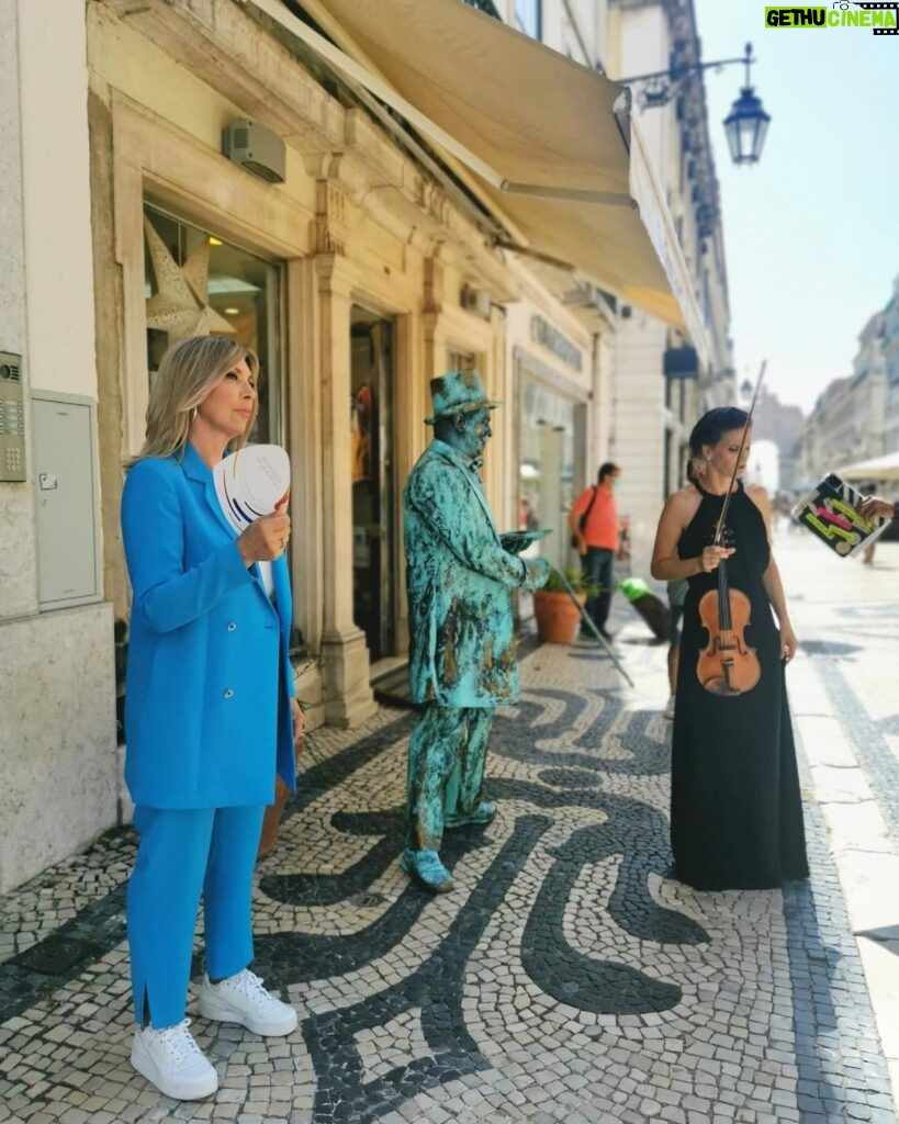 Clara de Sousa Instagram - Artistas do meu país: erguei-vos… que a vida recomeça. 📸 @pipasevinate_make_up #globosdeouro2021 #gravandoporlisboa #blueishope Rua Augusta