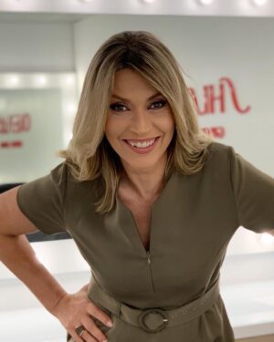 Clara de Sousa Instagram - Mais um domingo, mais um jornal da noite…
e ainda tenho 3 semanas intensas pela frente até entrar de férias. 
Amanhã cá estarei de novo! 
#estaquaseclaraestaquase
#julhoatrabalhar
#nuncamaischegaagosto