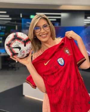 Clara de Sousa Instagram - Vamos com tudo! 
Obrigada Luís Marques Mendes! 
Obrigada à FPF @portugal e aos jogadores da seleção pelas ofertas! Para vibrar ao máximo já a partir de terça-feira no #hungriavsportugal.
#vamoscomtudo #vamosaissorapazes #portugalnoeuro2020 #somoscampeoes