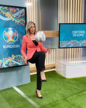 Clara de Sousa Instagram - A bola já rola no “Cantinho do Euro” no Jornal da Noite. 
📸 @clariff 
#cantinhodoeuro #vamoscomtudo #vamosaissorapazes #euro2020