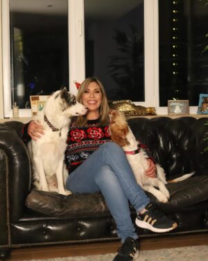 Clara de Sousa Instagram - Ainda venho a tempo de vos desejar um feliz Natal com dois dos meus pimpolhos de 4 patas. 🎅🏼🎄Tenham uma noite quentinha e feliz! ❤️
#feliznatal #lucky&mia #doggyxmas #bordercollie❤️podenga