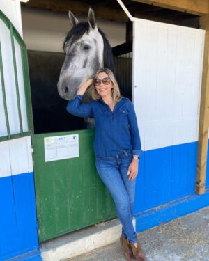 Clara de Sousa Instagram - Almoço de amigos encerrado com uma visita às cavalariças. Aqui, com o Nobel, um puro sangue lusitano, um cavalo lindo, com um porte único! 
#psl #purosanguelusitano #quintadafigueira #algueirao