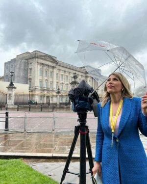 Clara de Sousa Instagram - Trovoada, chuva e granizo. Agravam-se as condições meteorológicas na véspera da coroação de Carlos III. Mas faça chuva ou faça sol eu e o @carlos_rosa98 aqui estamos! 
#coroacaocarlosiii #coronationcharlesiii #buckingham #livenews